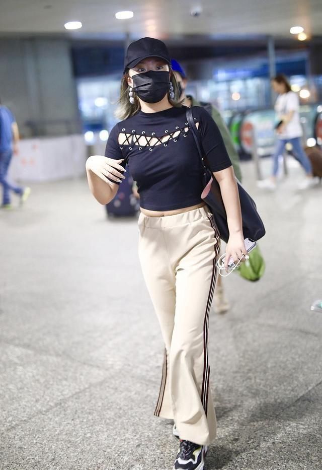 街拍美图 美女尴尬丰满的上身使得短袖露出肚脐，真是一言难尽!