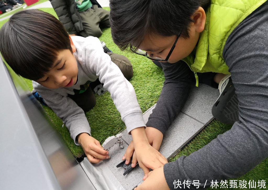  「捣蛋的孩子」熊孩子趁妈妈出门，偷拿护肤品玩，妈妈回家看到这画面欲哭无泪