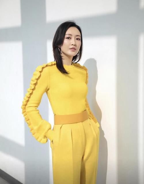 # 看起来#穿蕾丝连体裤配长卷发亮相，美得认不出，王鸥“半露不露”好性感