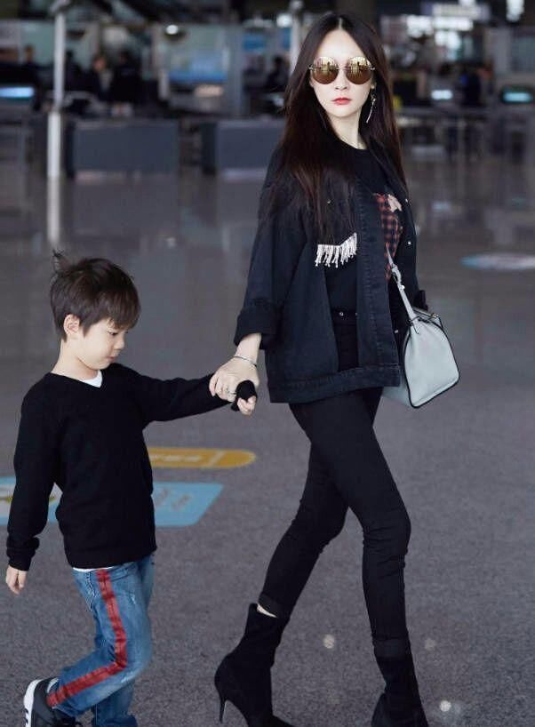 霍思燕这裤子穿多久了?颜色都快洗没了!网友:你的时尚我不懂!