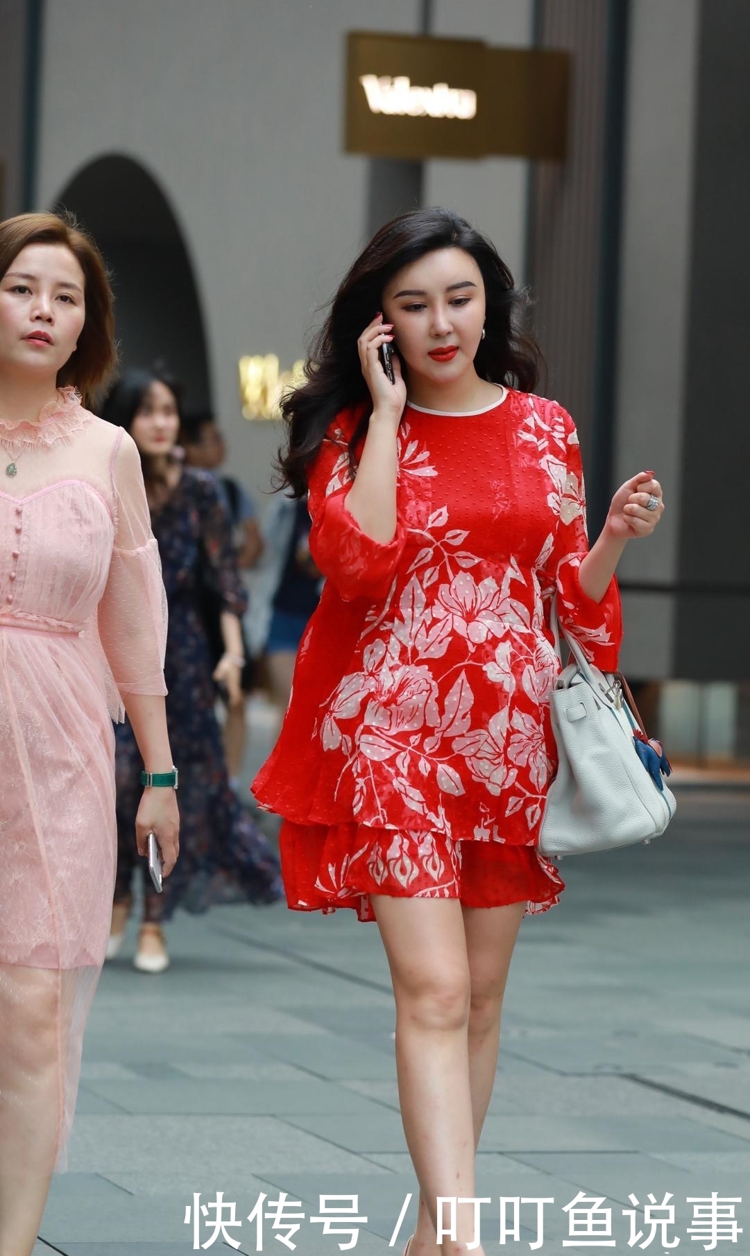  「优雅」印花红裙美女，搭配高跟鞋展现成熟优雅之美