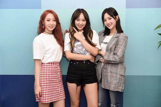 迪丽热巴孟美岐同穿破洞裤，一个水蛇腰一个粗腰，网友：差距真大