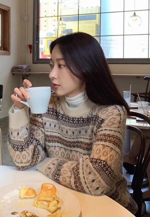 『深蓝色』学会针织衫的“3部曲”,一件就可以过完春天