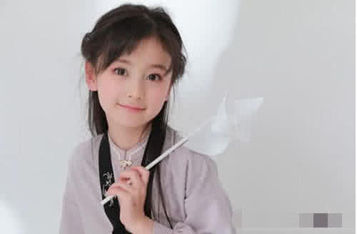 #带妆#9岁小萝莉天天带妆，卸完妆后，网友：让人心疼！