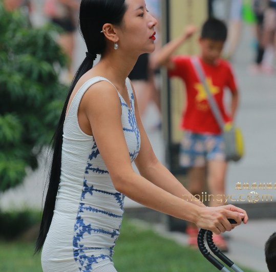 街拍,年轻辣妈长相酷似刘诗诗,白色短裙尽显长腿!!