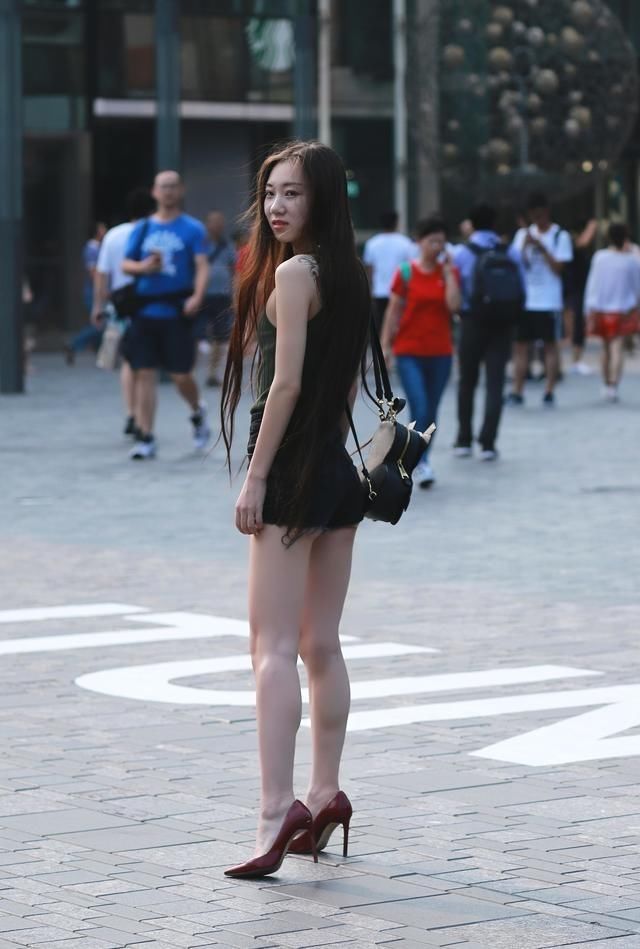 街拍逛街时遇到一位红色高跟鞋的长腿美胸姑娘