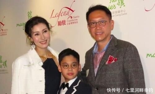  正面@许晋亨李嘉欣一家三口出席活动，儿子许建彤首度“解禁”，正面曝光