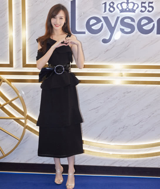 唐嫣穿了一双鱼鳞鞋，让人好想把鱼鳞扒下来，要逼死强迫症了！