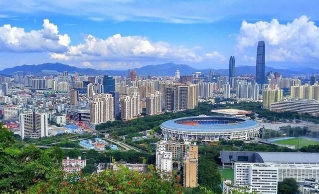 日本妹子来中国旅游，看到深圳后，觉得自己是土包子进城