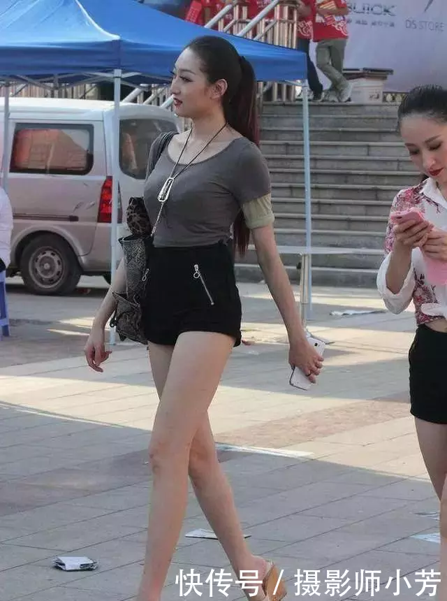 街拍:帅气大方的紧身打底裤美女，塑造完美动人形象！
