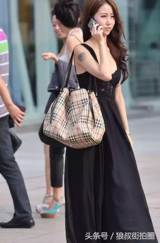 狼叔街拍:黑色低胸长裙白富美倩影