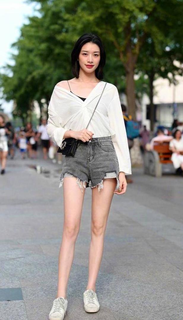 街拍：图1印花裙美女，丝袜配高跟鞋，图3美女裤子破得真厉害