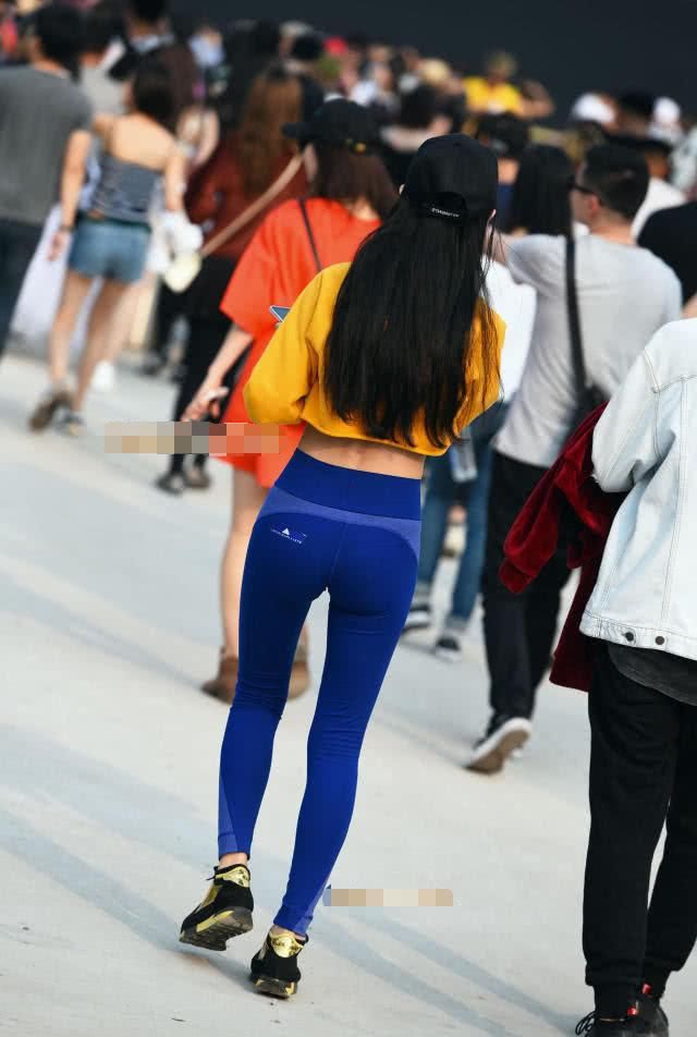 气质玉女漏脐上衣秀马甲线，走路的摆动的曲线透漏出不羁的韵味