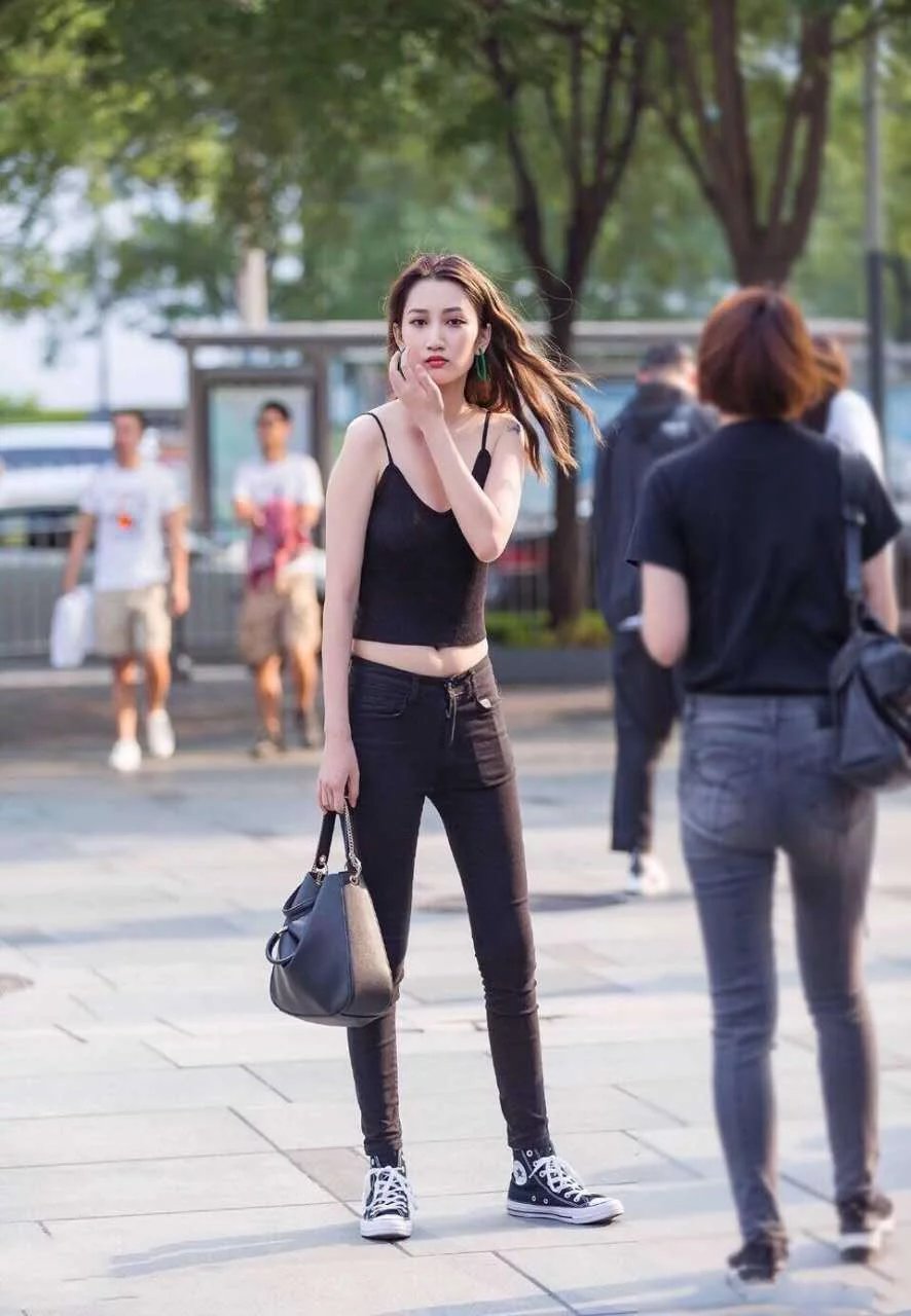 气质小姐姐吊带背心秀身材，小巧的服饰充满不羁的韵味，女神的气