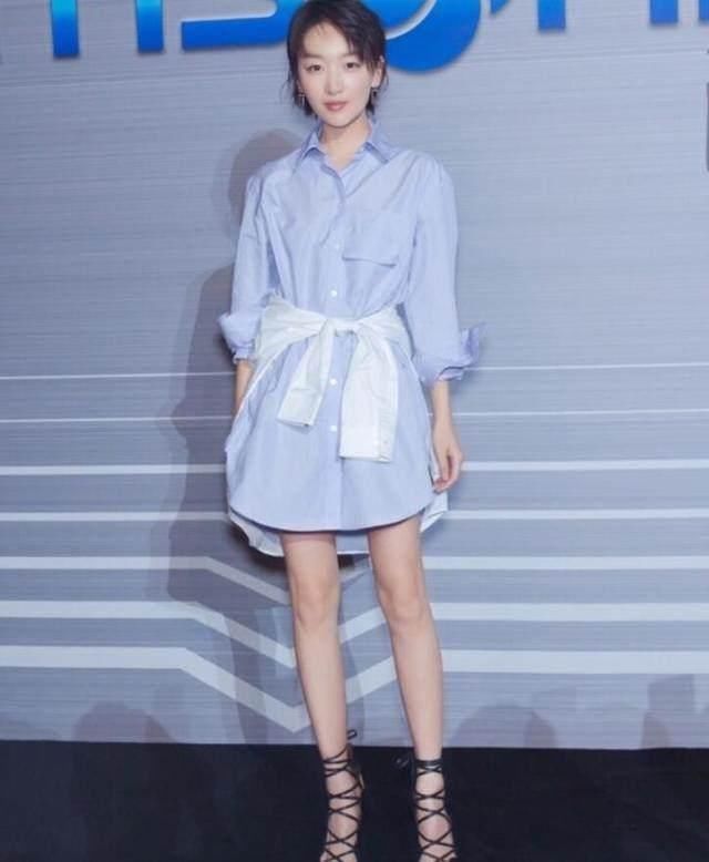 周冬雨身穿透视装，却和性感相差千里，网友：偷穿了大人的衣服！