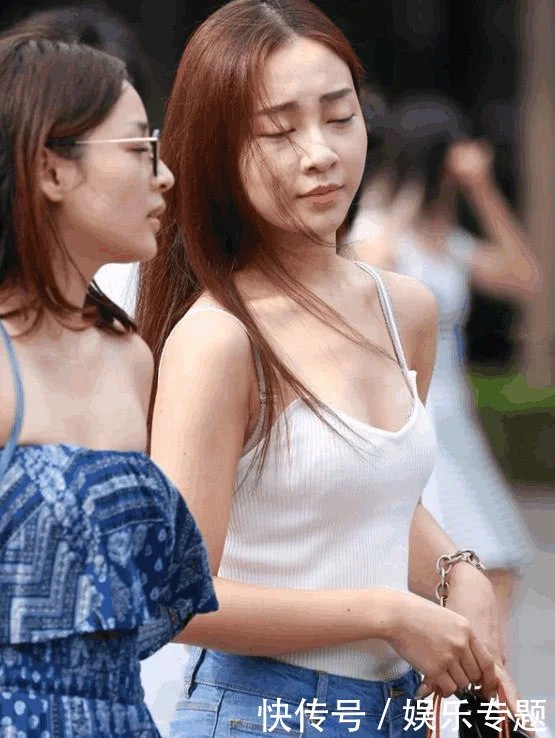 街拍：身穿蕾丝镂空装的小姐姐，仅看背影就十分迷人，性感与美丽