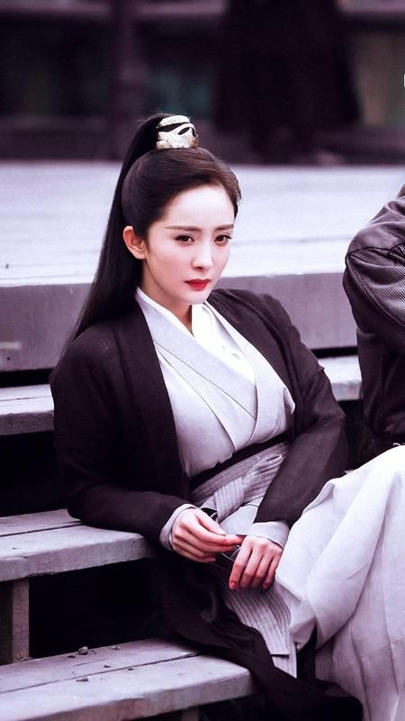 杨幂的5张照片，图2太难看了我也就盯着看了八个小时吧！