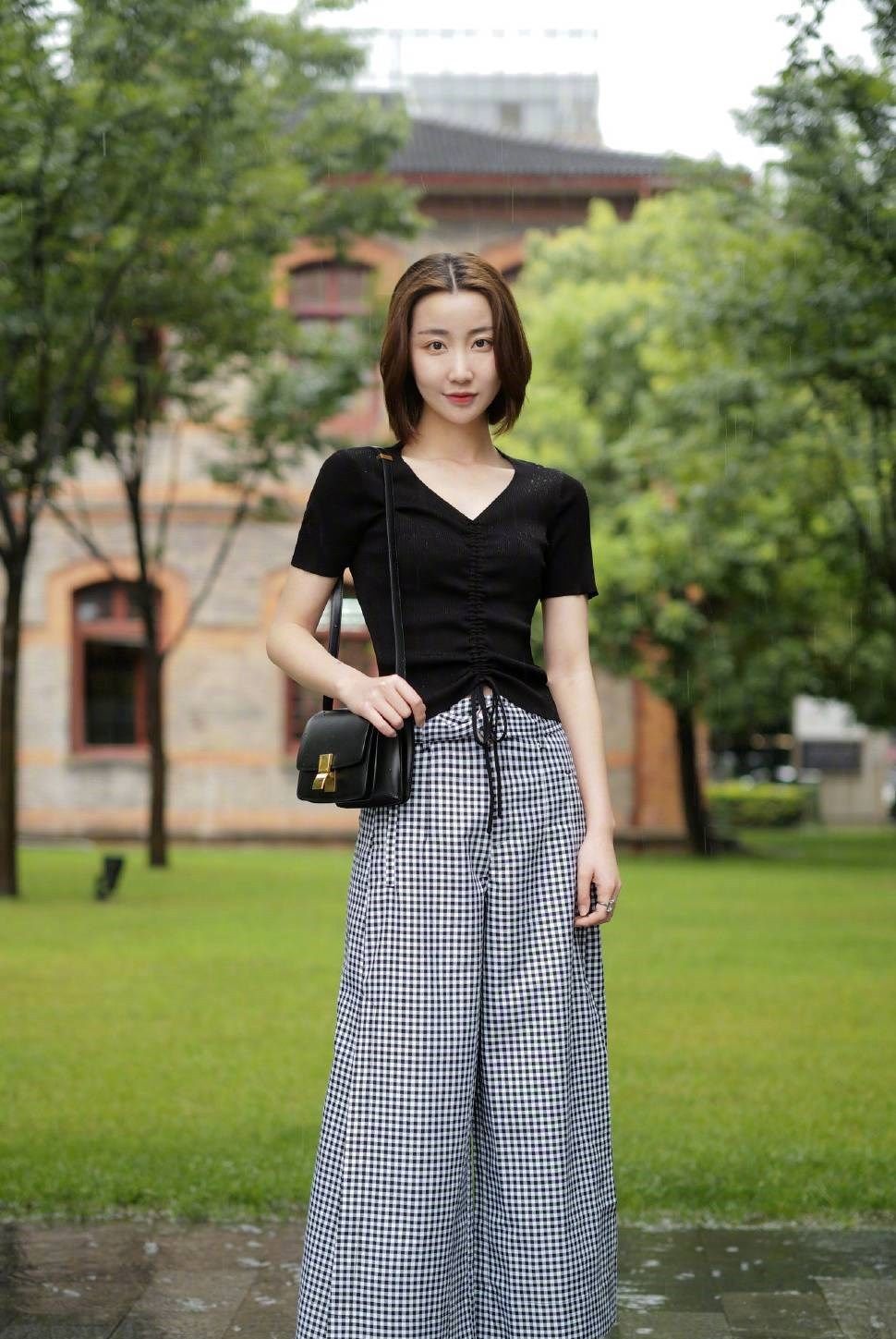  『夏季』身材自信的美女,夏季穿裙子搭配高跟凉鞋,风情满满女人味十足