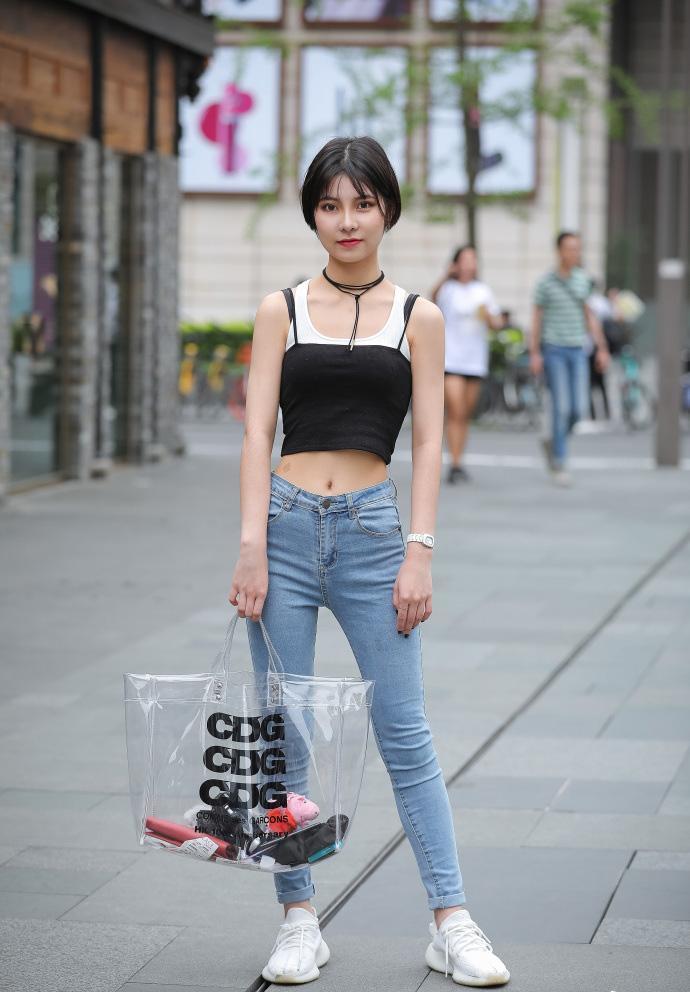 时尚街拍：小姐姐这般可爱，恬静的童颜面孔，让人过目难忘！