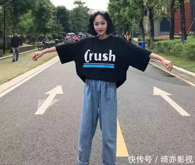  「以试一下」T恤叠穿或搭配不同款式的牛仔裤，都是春夏最nice穿搭CP！