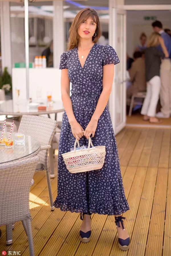 这一届连衣裙中的小清新，茶歇裙让你美得不可方物