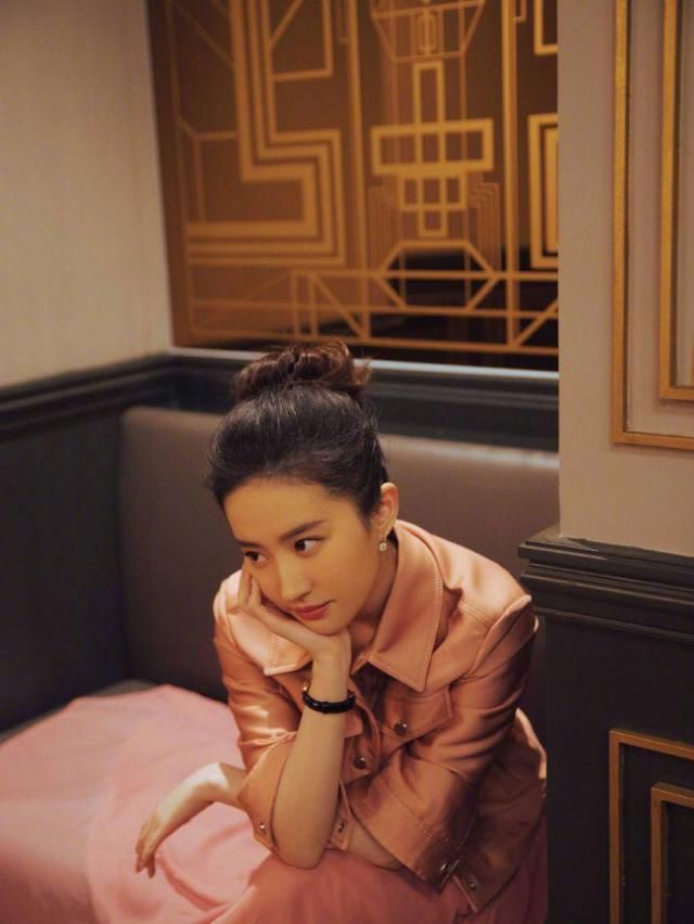 「 看起来就」满满的中国风元素，一身红衣太过迷人，刘亦菲最新杂志造型