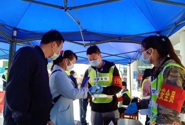  提醒：出行 | 武汉多措并举引导乘客有序乘坐公交， 公交车新增了“下车请扫码”的语音提醒