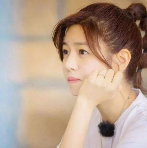 『女人』发际线高的女人别扎高马尾,换个发型更有气质,时尚减龄还不俗