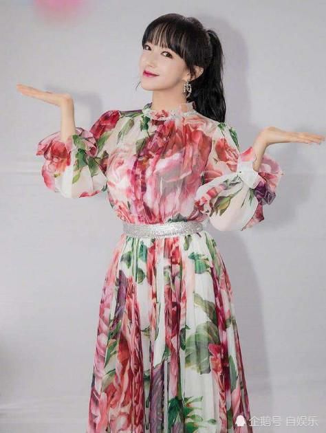 26岁热巴和20岁程潇撞衫，相差6岁气质差太多，女团和演员的区别