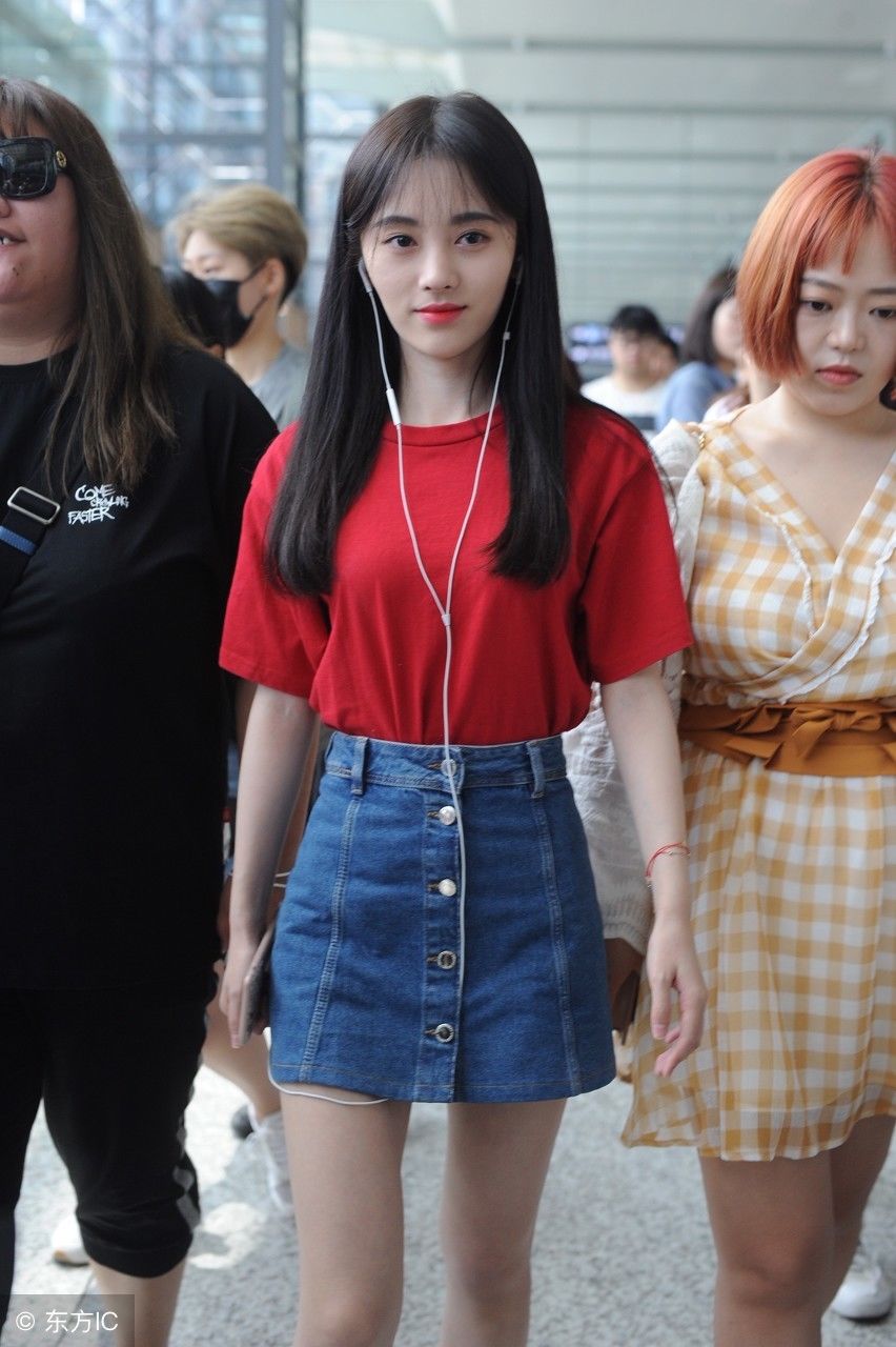 千年美女鞠婧祎红色T恤牛仔短裤，却被一旁波波头小姐姐抢镜了