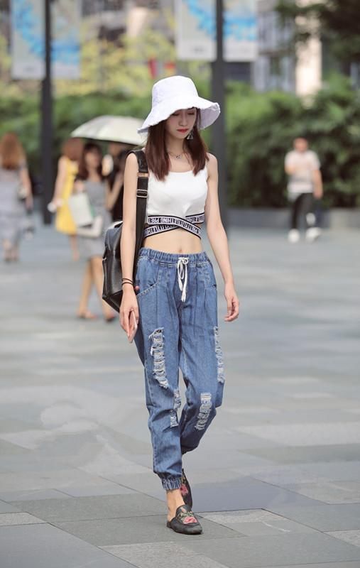 偶遇美女，高雅大方仙姿玉色，美腿很迷人!