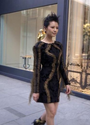 38岁高圆圆现身街头,头发乱成枯草,网友:确定这是气质女神?