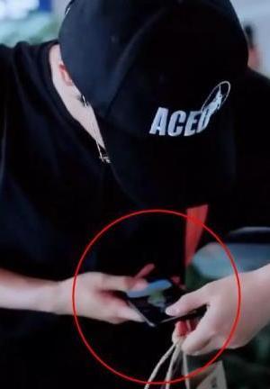 杨紫删微博被疑情绪崩溃，秦俊杰手机里女孩的照片说明了一切！