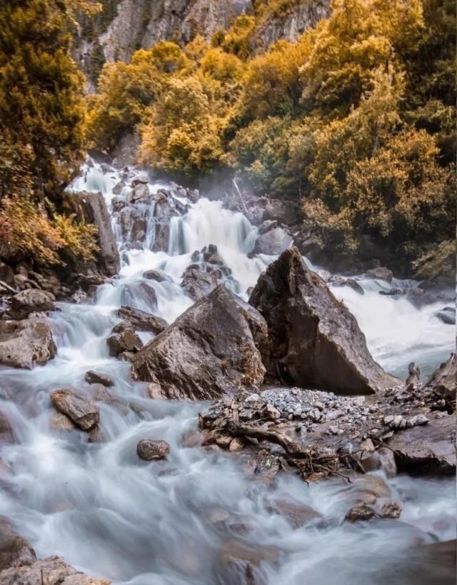 天堂向左，雨崩向右。不去天堂，就去雨崩