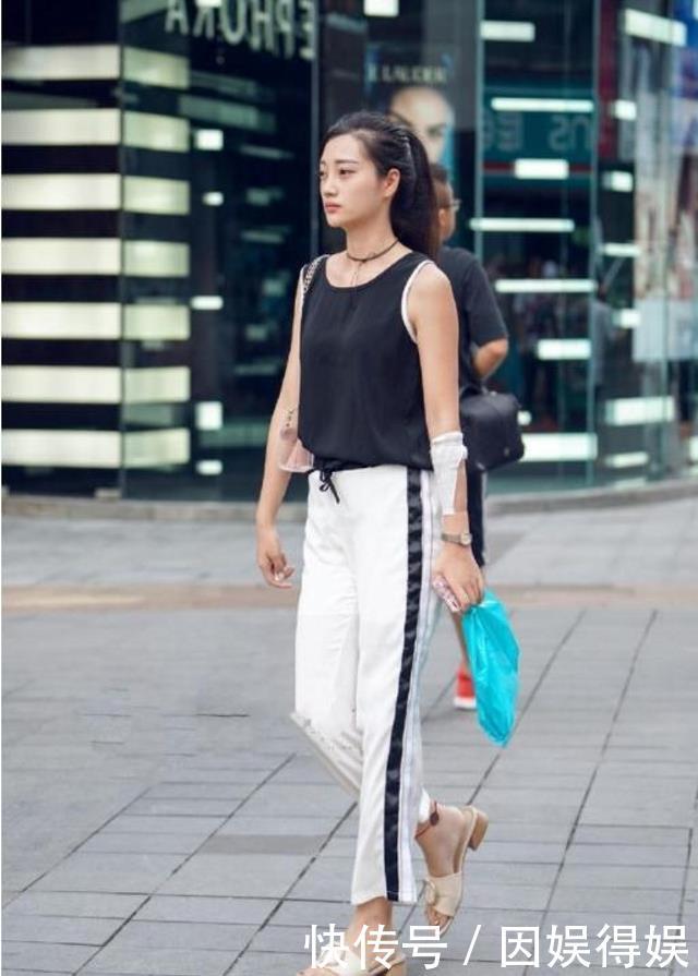 「气质」路人街拍,姑娘气质清秀,灰色瑜伽裤搭配白色休闲衫,十分的浪漫