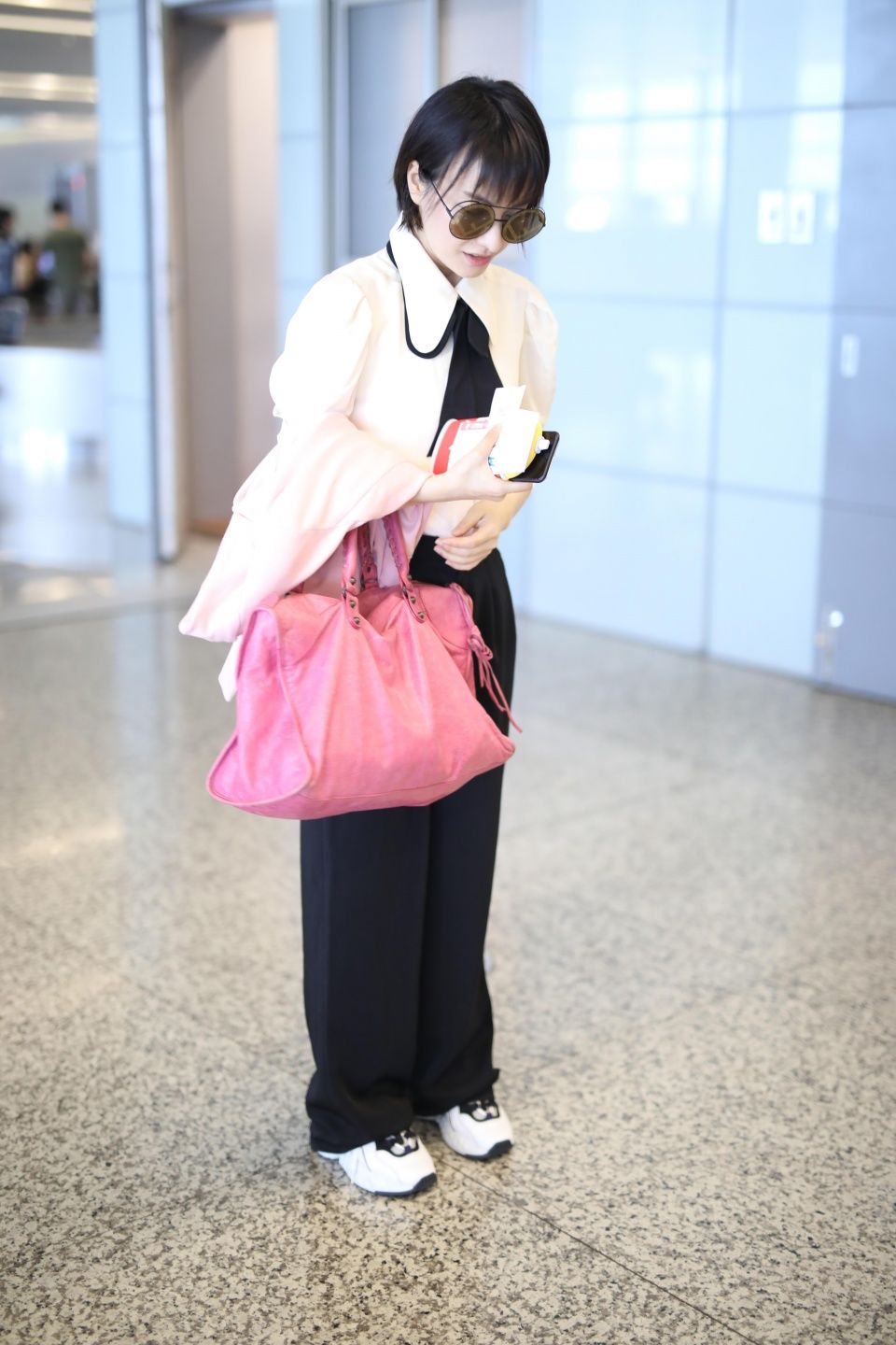 吴昕穿拖地长裤亮相机场，这搭配你给多少分?