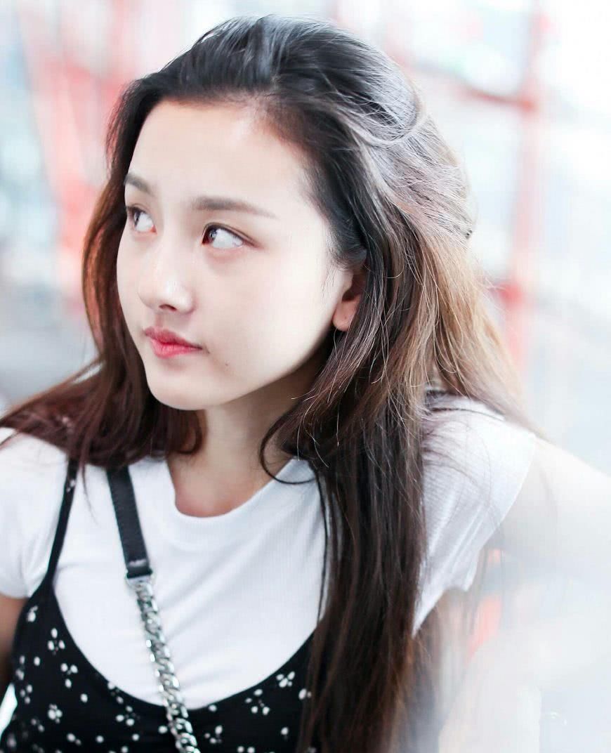 宋祖儿发质差到撩完头发直接换发型,网友:她的嘴实在没美感!