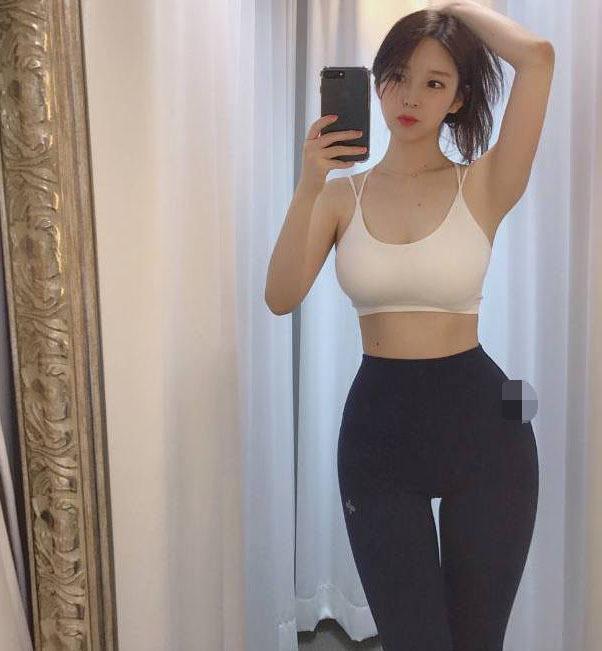 极品打底裤小姐姐身姿曼妙,打造时尚女神范,彰显纤细小蛮腰!