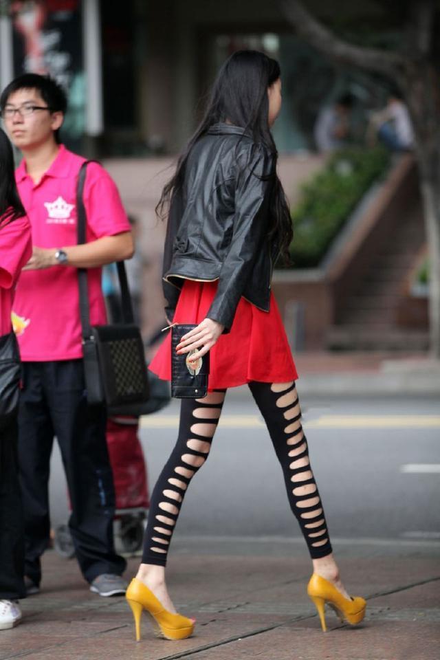 身材高挑的小姐姐，破洞袜裤显得腿很修长，身影很迷人！