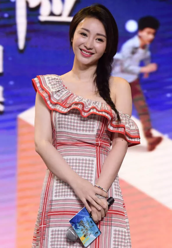 柳岩穿黑裙大秀完美身材，却被脚上的刺青抢镜，脚踝是真粗啊！