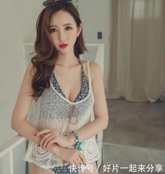时尚青春的泳衣美女，穿出性感迷人身段，宛如优美的风景一般！