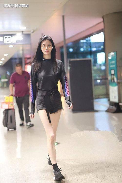 奚梦瑶到底有多瘦？这么窄的短裤都穿不满，网友：有没有100斤