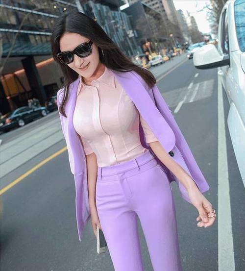 街拍: 傲人的身材曲线无论穿什么都不能遮盖！