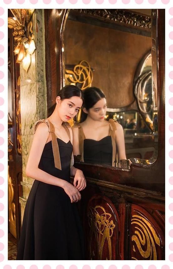 当20岁关晓彤和18岁欧阳娜娜同穿小黑裙，网友：这差距岂止2岁？