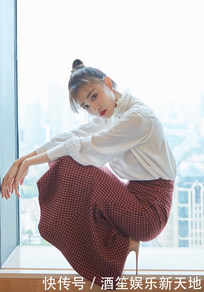 白衬衫真是太百搭了,徐璐用它搭配红裙子,青春时尚美到不行
