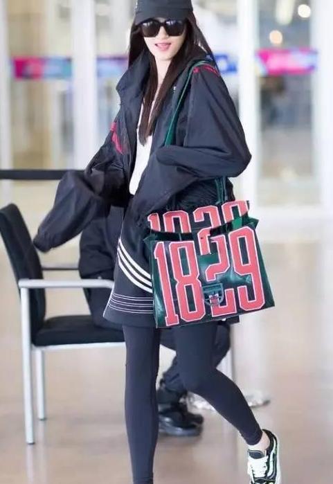 “塑料”真火了，杨幂把3万穿身上，关晓彤的袋子全球只卖一千个