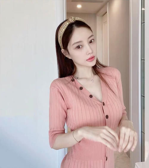 『墙根』李小璐晒美照秀完美身材,墙根却P变形,腿形与未修图对比差距大