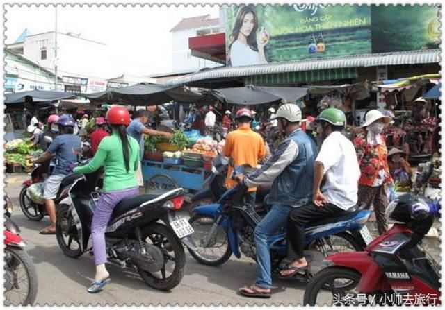 越南一家人来中国旅游,到了景点门口准备买票,最后却尴尬离开