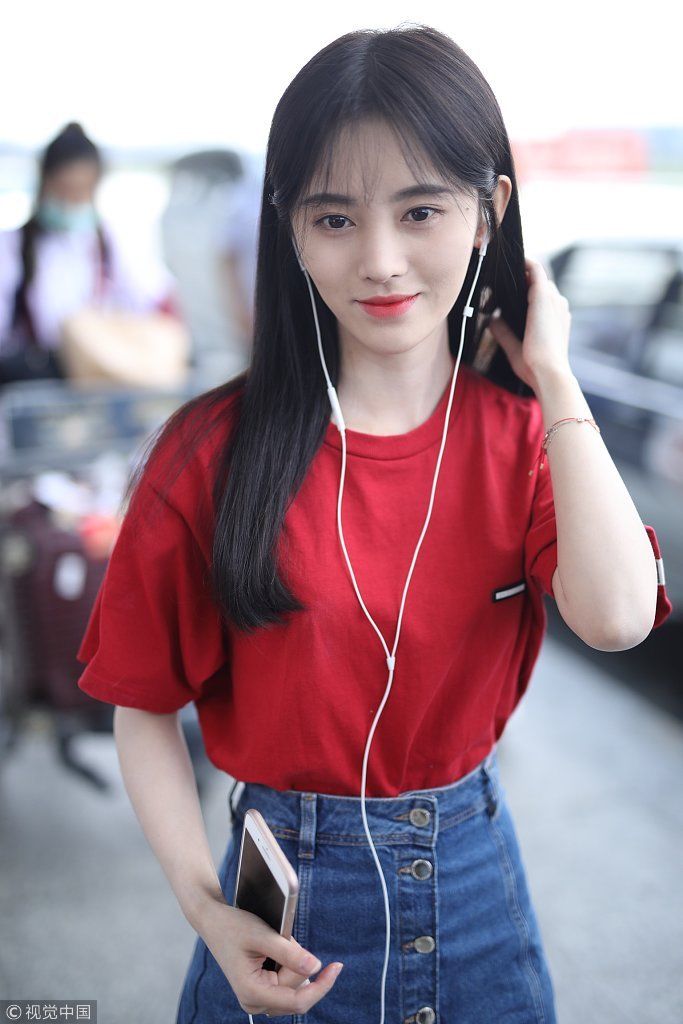 元气少女！鞠婧祎红T短裙秀娇小身材  撩发清纯范获“宅男粉”紧