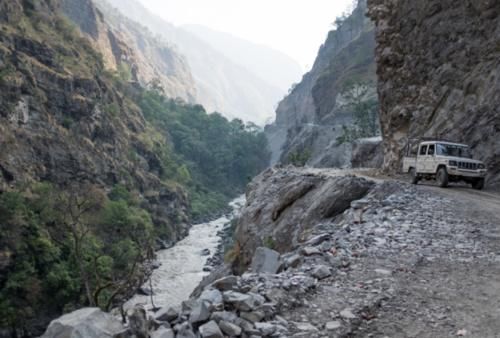 实拍中国和尼泊尔的公路路况:一边心惊胆战,一边安心赏景